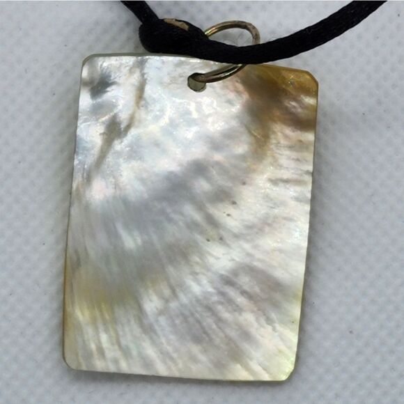 🔺️Green Etched & Painted Leaf Print Seashell Pendant Necklace - Picture 5 of 5